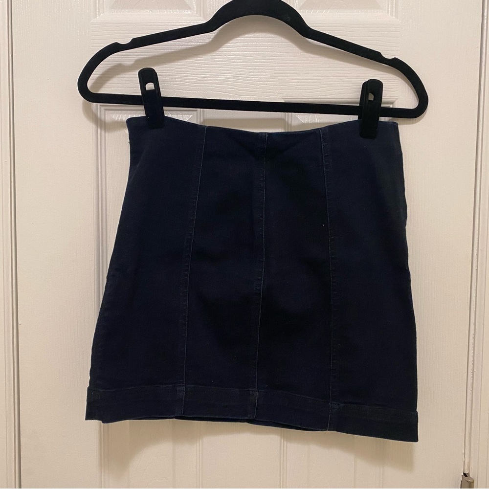 Skit with zipper on the side